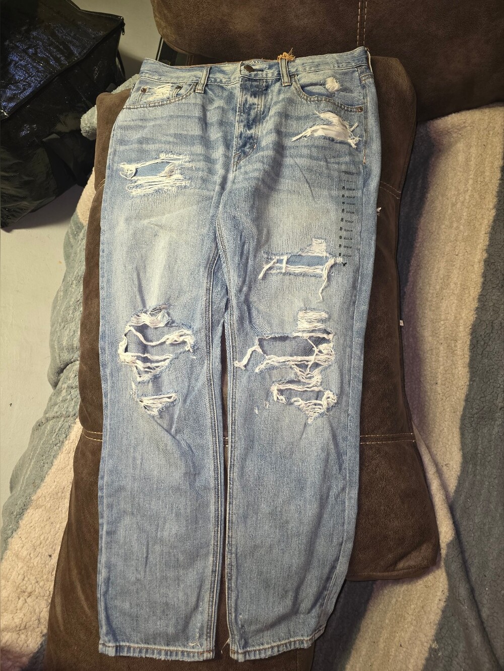 American Eagle Light Blue Distressed Women’s Jeans